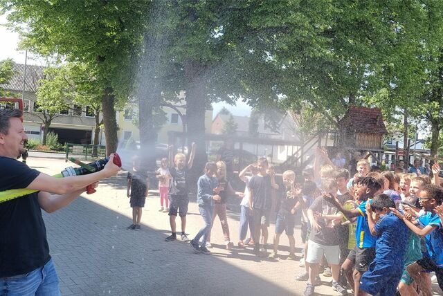 Die Schülerinnen und Schüler der Wiehagenschule in Werne freuten sich über eine Abkühlung der Freiwilligen Feuerwehr.