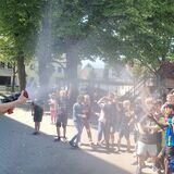 Die Schülerinnen und Schüler der Wiehagenschule in Werne freuten sich über eine Abkühlung der Freiwilligen Feuerwehr.