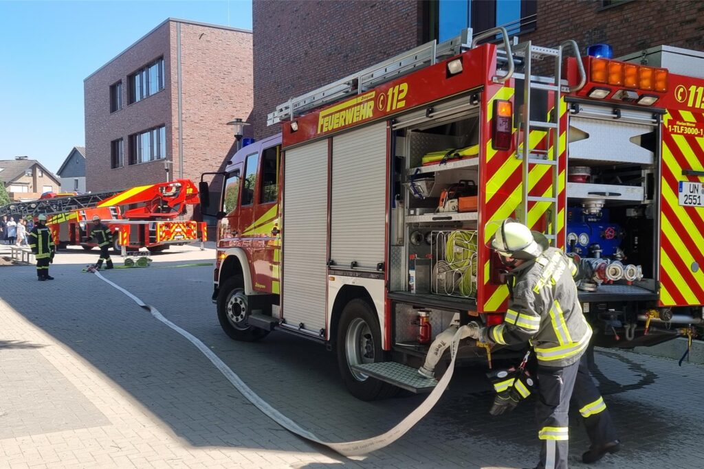 Mit einem Großaufgebot war die Feuerwehr Werne zur Übung an der Wiehagenschule angerückt. 