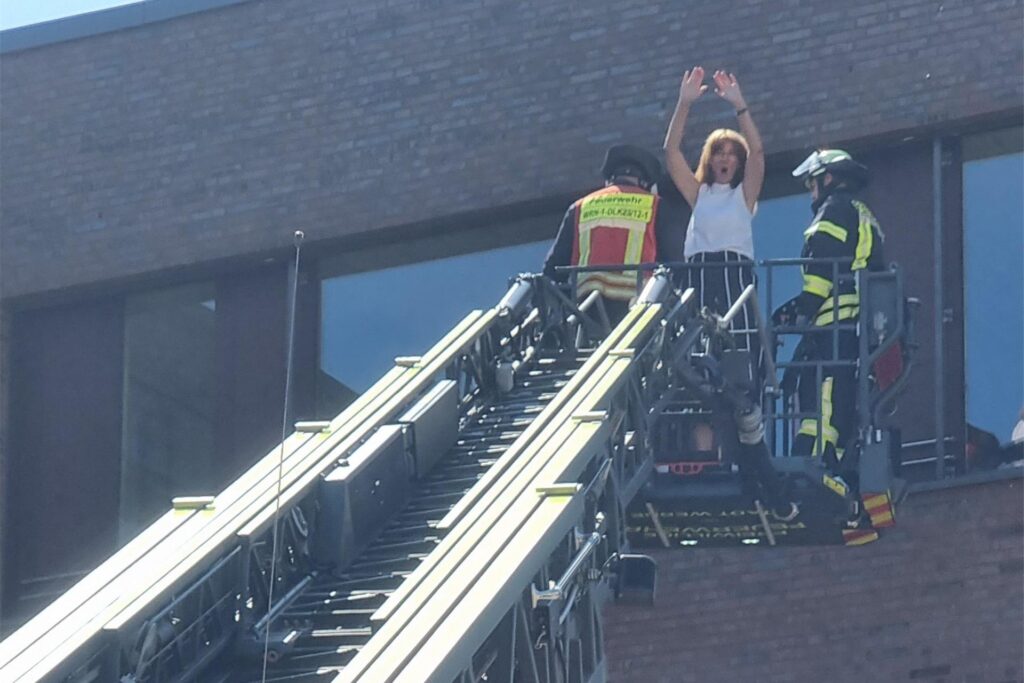 Lehrerin Jutta Heuer war Ihr Fluchtweg versperrt. Daher musste sie die Feuerwehr mit einer Drehleiter retten.