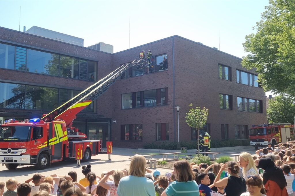 Die Schülerinnen und Schüler der Wiehagenschule konnten sich die Übung aus sicherer Entfernung anschauen.