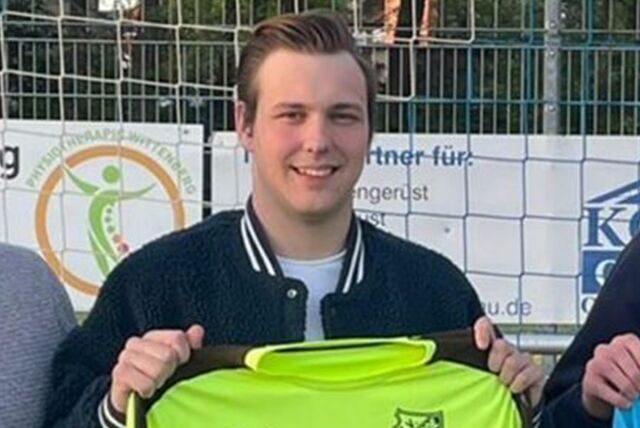 Simon Schnipper zeigt sein Trikot