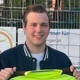 Simon Schnipper zeigt sein Trikot