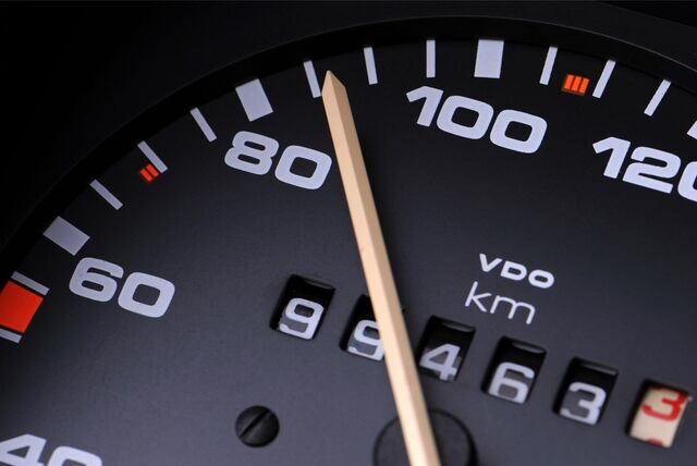 Eine Tacho zeigt fast 90 Stundenkilometer an. In der Mitte ist die Anzeige mit dem Kilometerstand aufgenommen.