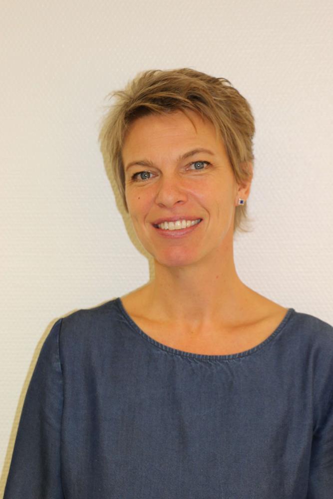 Frau, die in die Kamera schaut