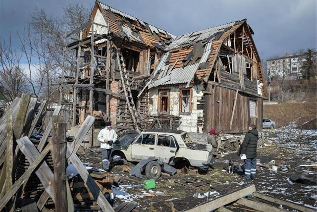 Ein von russischen Raketen zerstörtes Haus in Schytomyr.