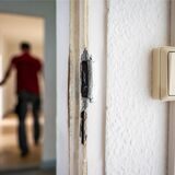 In Dortmund und Lünen wurde mehrfach eingebrochen. Die Polizei sucht mit Täterbeschreibungen nach den Unbekannten Männern.