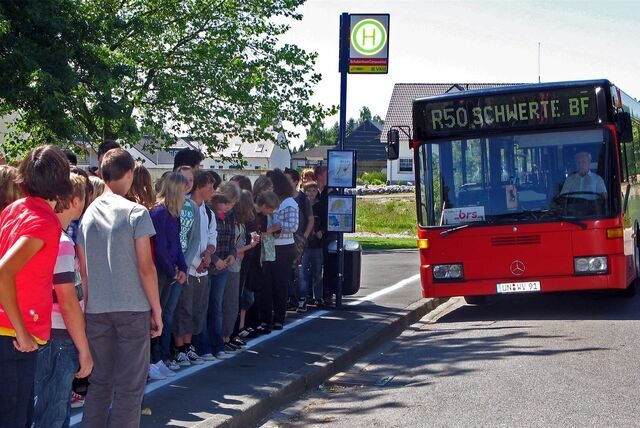 Schülerinnen und Schüler sollen spätestens im Laufe des Schuljahres 2023/2024 in den Genuss des Deutschland-Tickets für Bus und Bahn kommen.