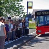 Schülerinnen und Schüler sollen spätestens im Laufe des Schuljahres 2023/2024 in den Genuss des Deutschland-Tickets für Bus und Bahn kommen.