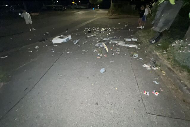 Dieses Bild, das den gesprengten Zigarettenautomaten zeigt, wurde unserer Redaktion anonym zugesendet. Die Splitter sind über die gesamte Straßenfläche verteilt.
