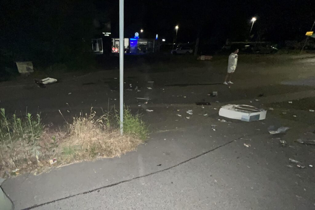 Hier sieht man das Splitterfeld von der anderen Straßenseite aus. Die Teile flogen meterweit.