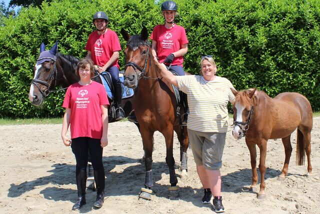 Mia Wünsch (unten l.), Christian Jansen (l.) und Luisa Fußy (M.) freuen sich auf die Special Olympics in Berlin. Trainiert werden sie von Uta Deutschländer (r.)