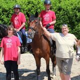 Mia Wünsch (unten l.), Christian Jansen (l.) und Luisa Fußy (M.) freuen sich auf die Special Olympics in Berlin. Trainiert werden sie von Uta Deutschländer (r.)