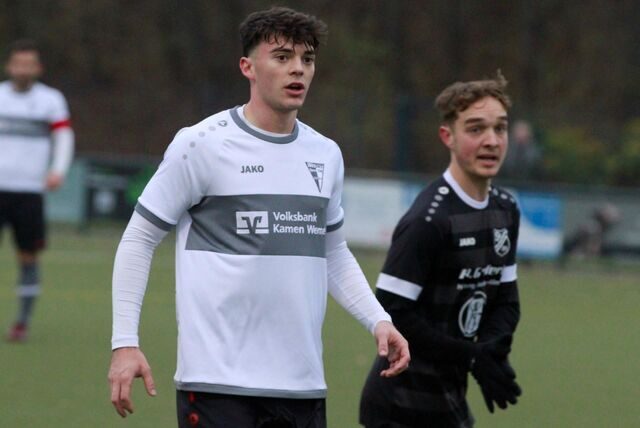 Tim Neugebauer (l.) vom Werner SC wechselt zum FC Overberge.