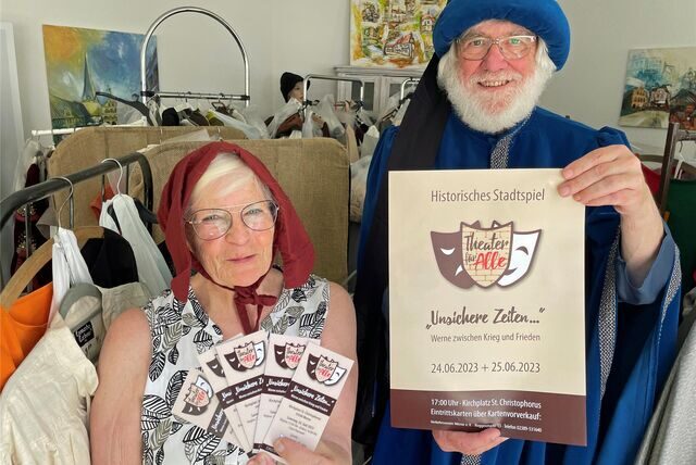 Marita Gräve und Gottfried Forstmann, die beiden Hauptinitiatoren des Stadtspiels, weisen daraufhin, dass es noch Karten gibt.