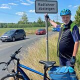 Ausgebremst. Am Kreisverkehr Nordlippering/Lünener Straße muss Rolf König (62) absteigen und den Autos den Vorrang lassen.
