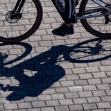 Ein Radfahrer fährt auf einem Weg