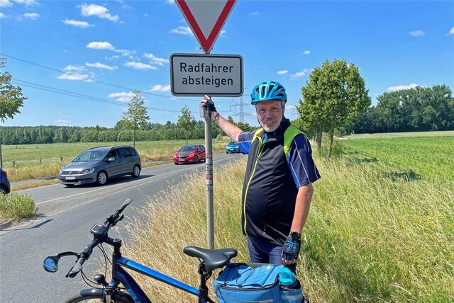 Ausgebremst. Am Kreisverkehr Nordlippering/Lünener Straße muss Rolf König (62) absteigen und den Autos den Vorrang lassen.