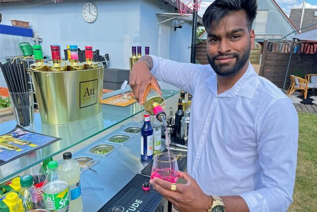 Sathurshan Jeyaseelan (22) hat mit drei weiteren Mitstreitern im Jahr 2022 den Cocktail-Catering-Service „Gentlemen Classic Bar“ gegründet.