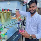 Sathurshan Jeyaseelan (22) hat mit drei weiteren Mitstreitern im Jahr 2022 den Cocktail-Catering-Service „Gentlemen Classic Bar“ gegründet.