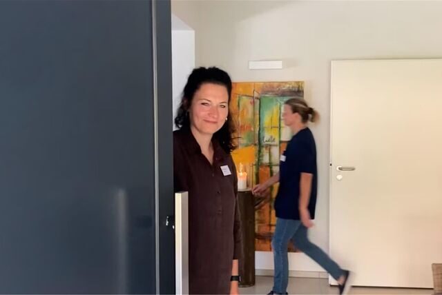 Hospizleiterin Marion Lohmann zeigt das umgebaute Hospiz.
