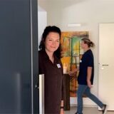 Hospizleiterin Marion Lohmann zeigt das umgebaute Hospiz.