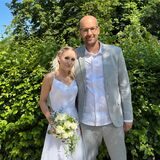 Katharina und Marco Schwerma vor einer Hecke.