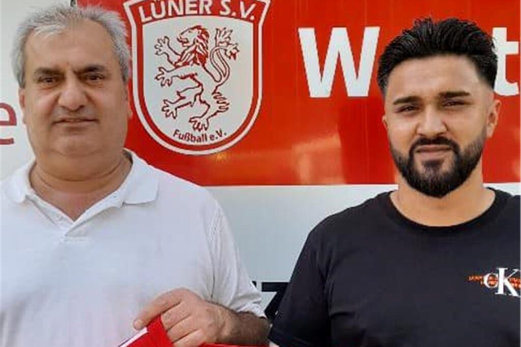 Atalay Cicek (r.) wird der neue Trainer des Lüner SV II. Hier steht er neben dem Vorsitzenden Imdat Acar.