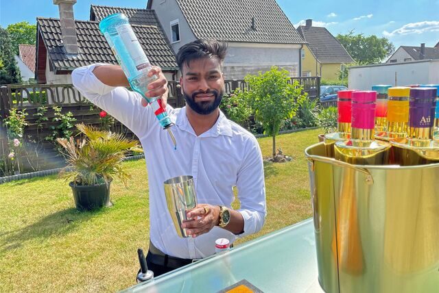 Sathurshan Jeyaseelan (22) hat mit drei weiteren Mitstreitern im Jahr 2022 den Cocktail-Catering-Service „Gentlemen Classic Bar“ gegründet.
