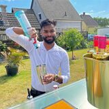 Sathurshan Jeyaseelan (22) hat mit drei weiteren Mitstreitern im Jahr 2022 den Cocktail-Catering-Service „Gentlemen Classic Bar“ gegründet.
