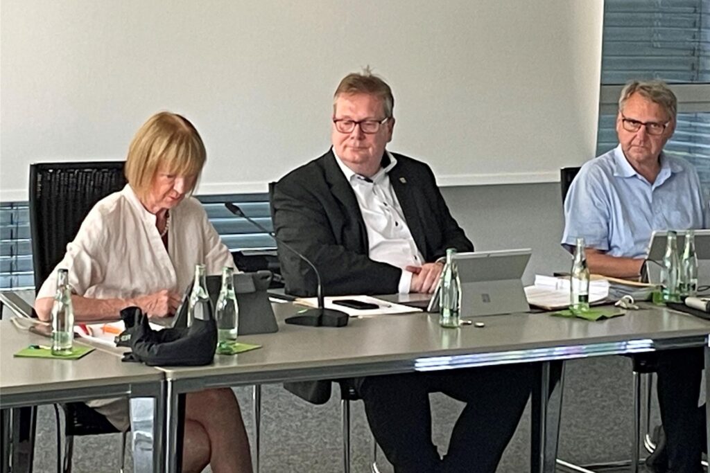 Nach SPD-Kritik gibt Bürgermeister Stohldreier (mitte) nun Details zur Planung einer Abwasser-Gesellschaft in Ascheberg bekannt. Nach SPD-Kritik gibt Bürgermeister Stohldreier (mitte) nun Details zur Planung einer Abwasser-Gesellschaft in Ascheberg bekannt.
