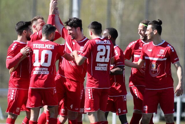Türkspor Dortmunds Spieler jubeln.