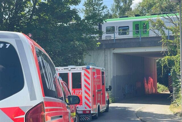 Viele Fahrzeuge vom Rettungsdienst stehen der Bahnhaltestelle Nette/Oestrich. Hier kam es am Freitagmittag zu einem tödlichen Vorfall.
