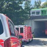 Viele Fahrzeuge vom Rettungsdienst stehen der Bahnhaltestelle Nette/Oestrich. Hier kam es am Freitagmittag zu einem tödlichen Vorfall.