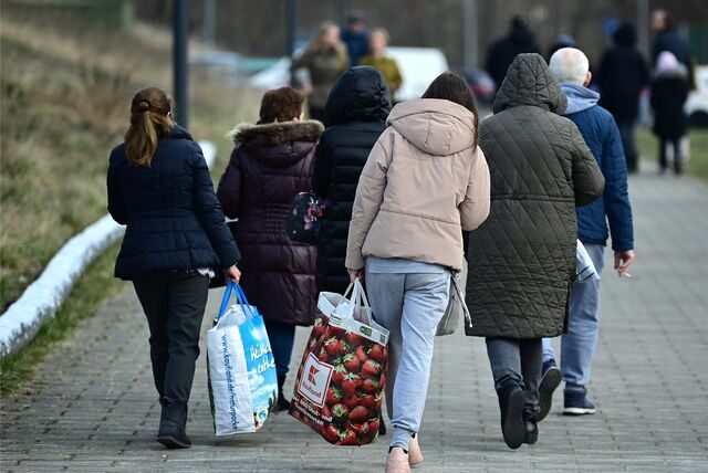 Menschen gehen auf dem Weg