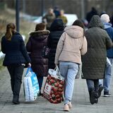 Menschen gehen auf dem Weg