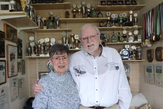 Heidelore und Richard Paulisch vor ihrer Trophäensammlung.