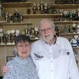 Heidelore und Richard Paulisch vor ihrer Trophäensammlung.