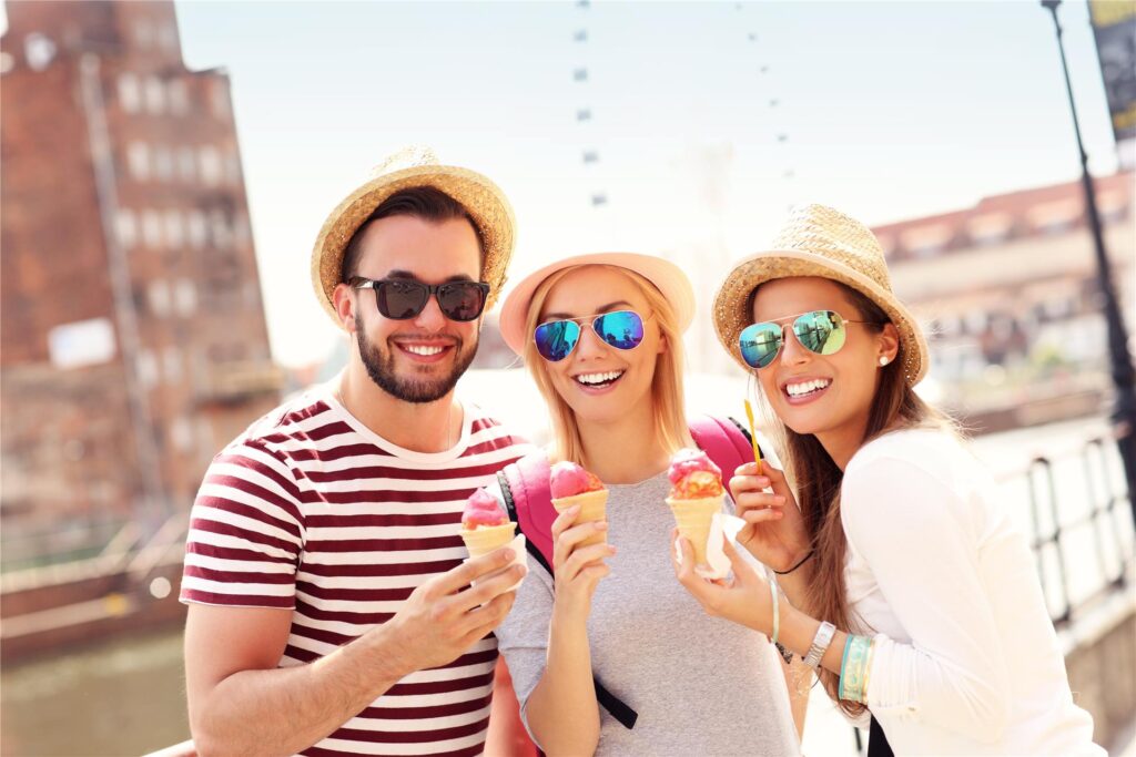 drei menschen essen eis drei menschen essen eis