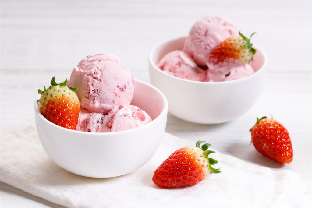 erdbeereis und erdbeeren erdbeereis und erdbeeren