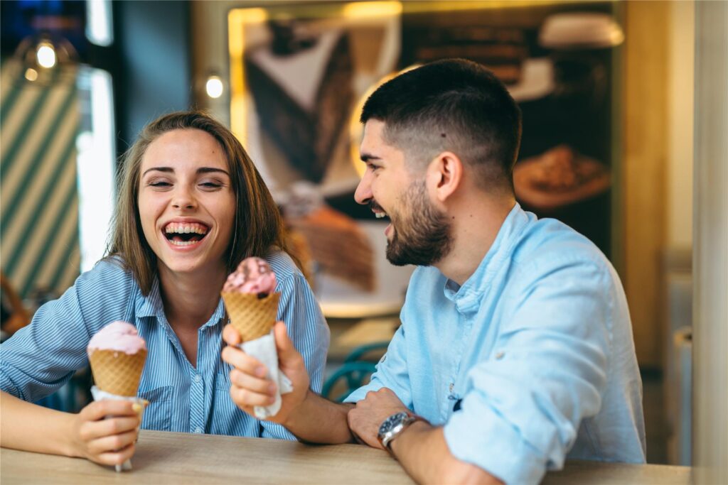 zwei menschen essen eis in einem café zwei menschen essen eis in einem café