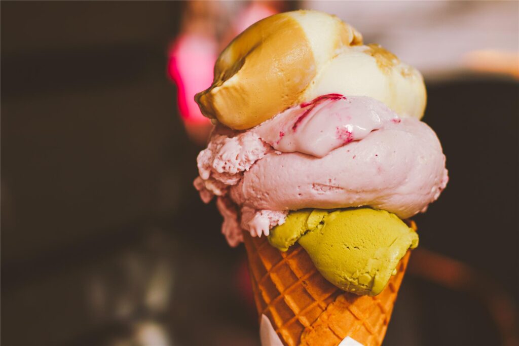 drei kugeln eis in einem hörnchen drei kugeln eis in einem hörnchen