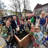 Bürgermeister Dirk Wigant, Frauen und Kinder stehen an einem Pflanztrog an der Schulstraße in Unna.
