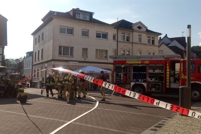 Ein Balkon eines Hauses auf dem Marktplatz in Fröndenberg fing am Freitag, 16. Juni, aus bislang noch ungeklärter Ursache Feuer.
