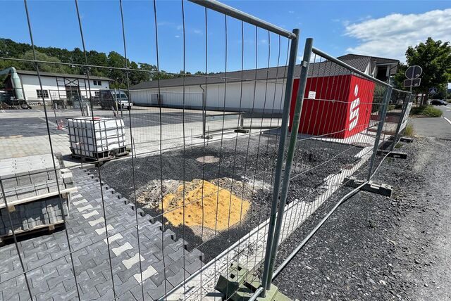 Direkt an der Hauptstraße in Fröndenberg-Langschede lag bis vor gut vier Wochen ein Rasengrundstück, das mittlerweile gepflastert ist.