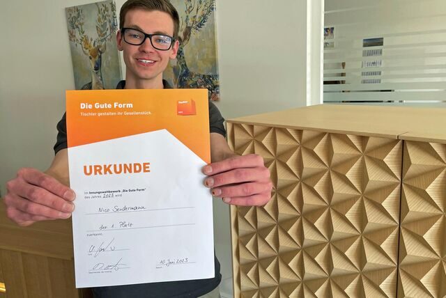 Nico Sendermann mit der Siegerurkunde für den 1. Platz beim Wettbewerb „Die gute Form“ der Tischlerinnung Unna.