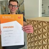 Nico Sendermann mit der Siegerurkunde für den 1. Platz beim Wettbewerb „Die gute Form“ der Tischlerinnung Unna.