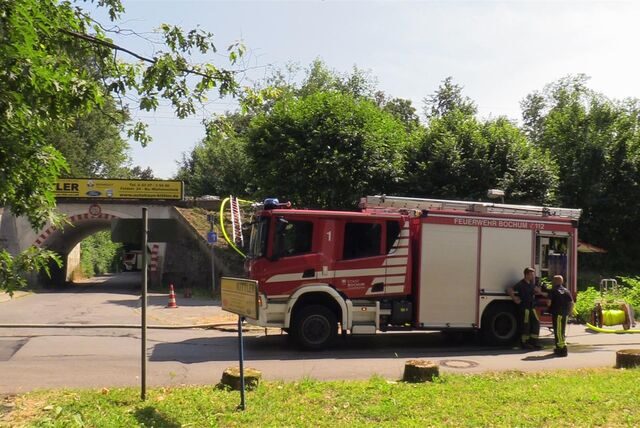Ein Einsatzfahrzeug der Feuerwehr Bochum in der Nähe des Flächenbrandes an der Steller Straße.