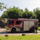 Ein Einsatzfahrzeug der Feuerwehr Bochum in der Nähe des Flächenbrandes an der Steller Straße.