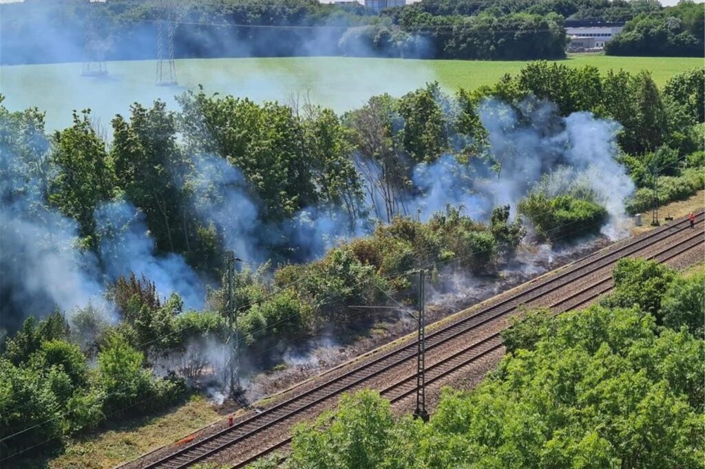 Eine Fläche von 1.500 Quadratmetern brennt an einem Bahndamm an er Steller Straße in Bochum. Eine Fläche von 1.500 Quadratmetern brennt an einem Bahndamm an er Steller Straße in Bochum.